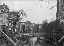 40356 Gezicht op de Oudegracht Tolsteegzijde te Utrecht met in het midden op de achtergrond de Hamburgerbrug.